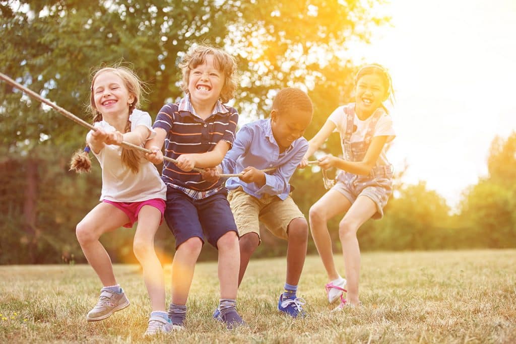 Kleine Kinder beim Seilziehen