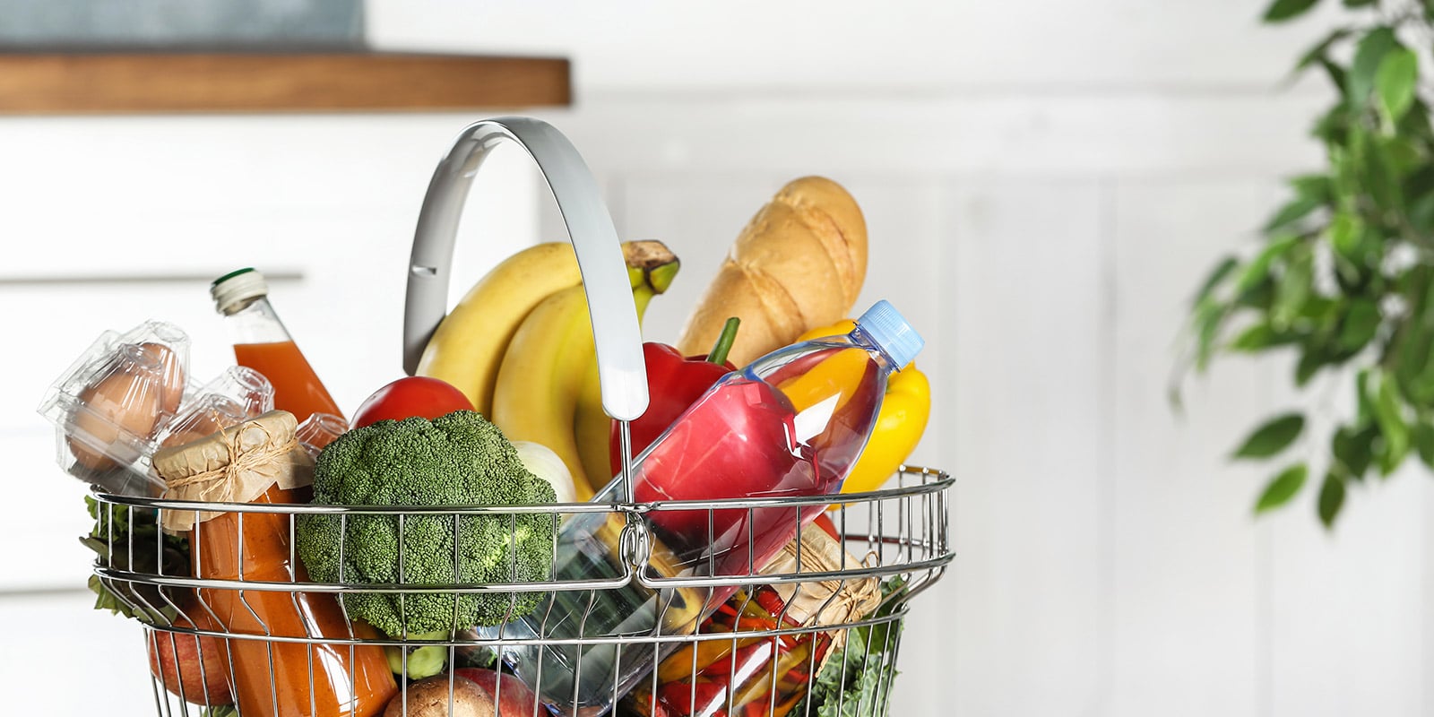 Einkaufskorb mit Obst, Gemüse und weiteren Lebensmitteln