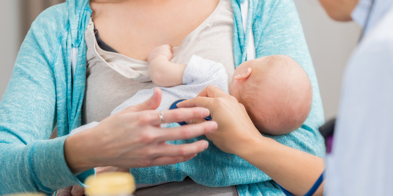 Mutter hält ihr Baby auf dem Arm